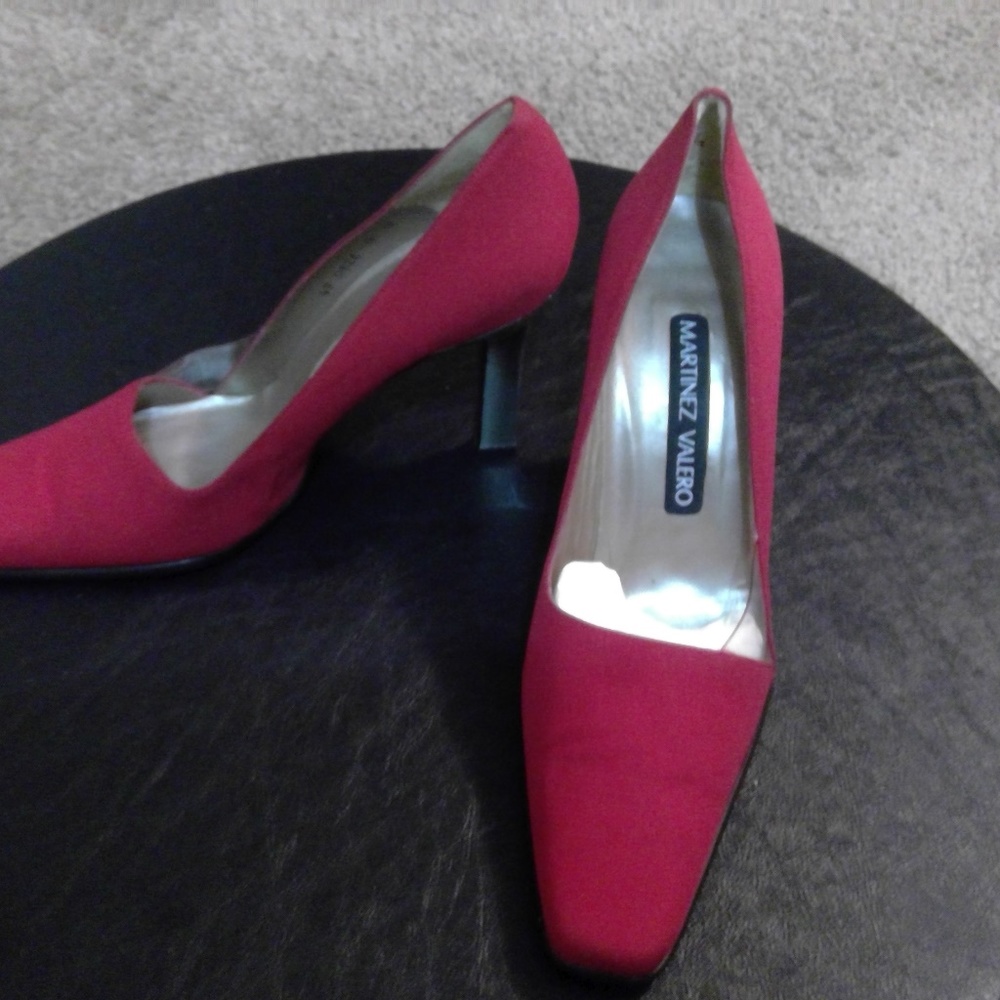 Red Pumps - image 2